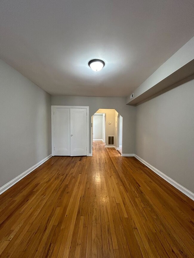 Building Photo - 7150 S Cornell Ave