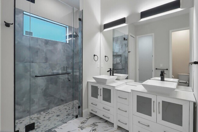 Building Photo - 850 SW Abingdon Ave