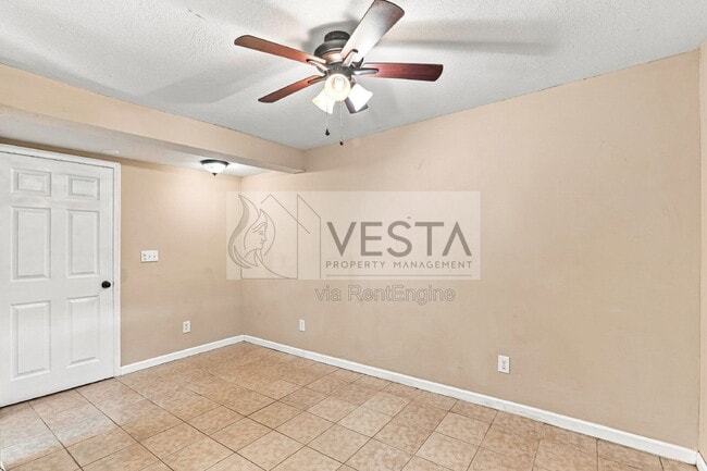 Building Photo - 121 Lyndhurst Dr