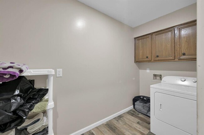 Building Photo - 5928 Sinclair Dr