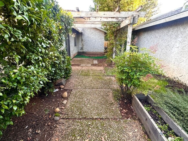 Building Photo - 1473 Manzanita Ave