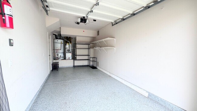 Building Photo - Unfurnished 1 Bedroom with AC and Private ...