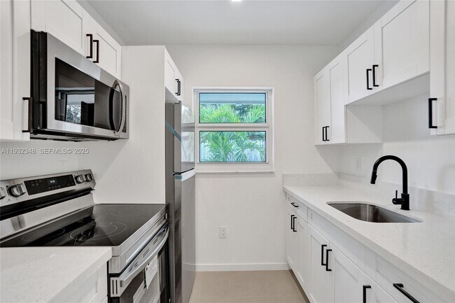 Building Photo - 922 NW 4th Ave