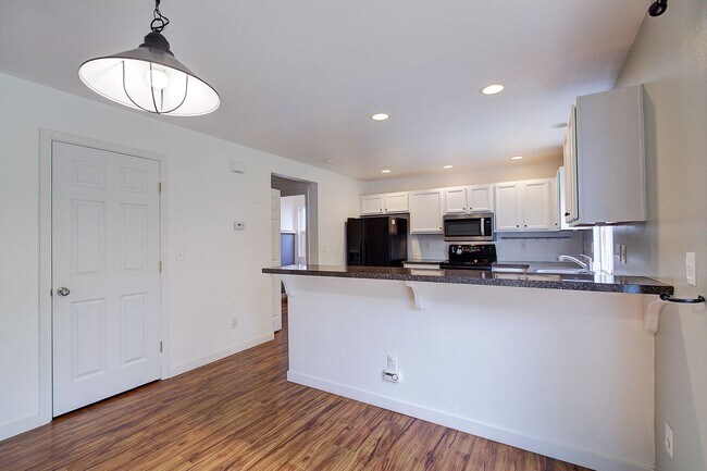 Building Photo - 3Bd/2.5Ba Everett Home