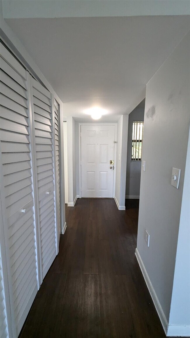 Building Photo - 9919 Nob Hill Ln