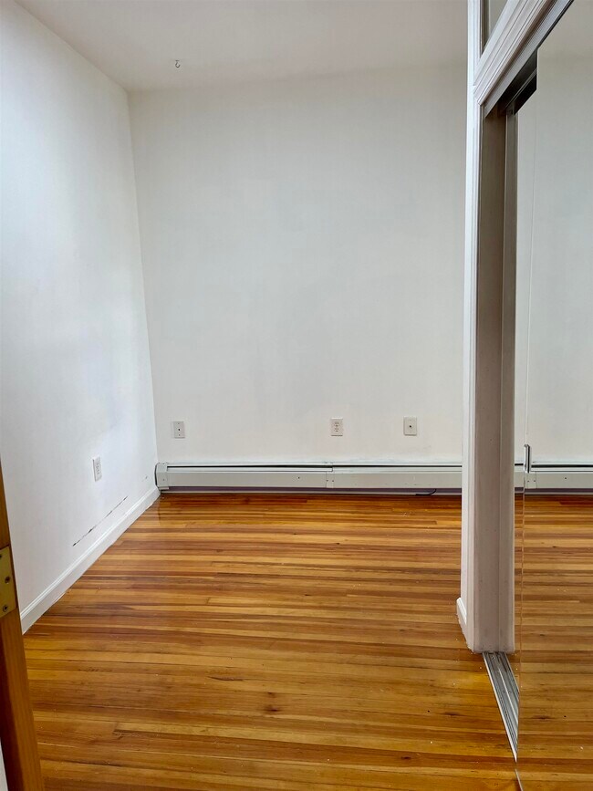 Building Photo - 522 37th St