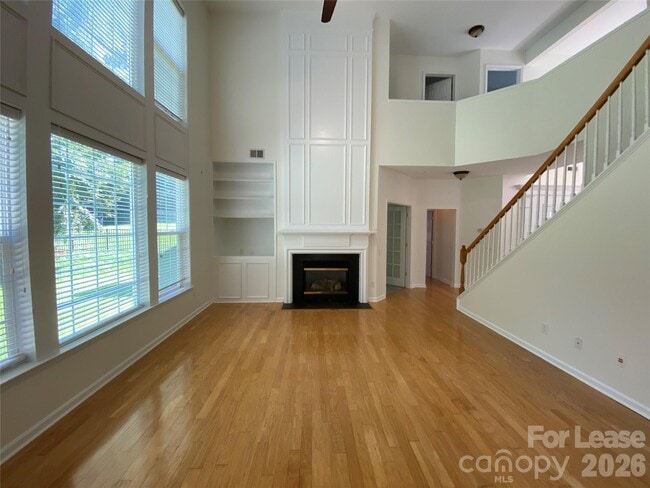 Building Photo - 9901 Hazelview Dr