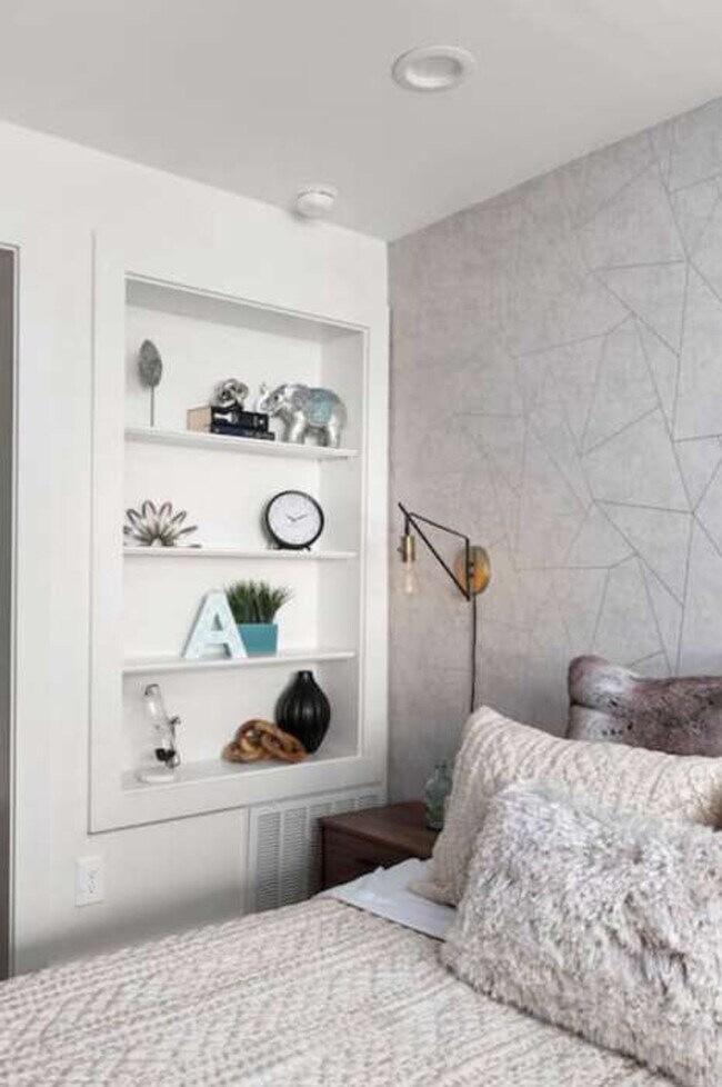 Building Photo - 1136 Crescent Ave NE