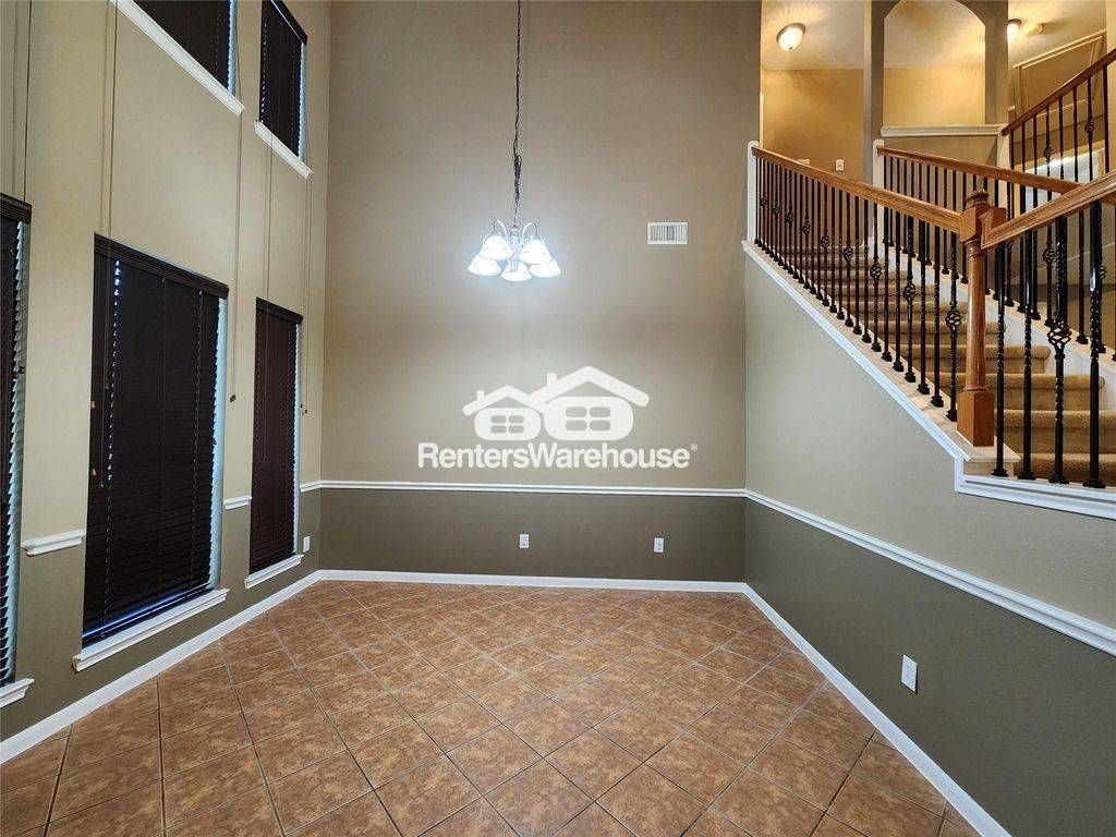 Building Photo - 716 Almond Pointe