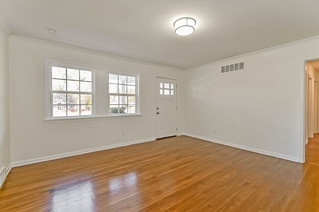 Building Photo - Home for Rent in Great and Quiet Neighborh...