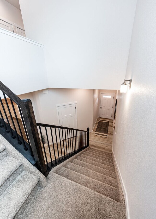 Building Photo - 3 Bedroom End Unit Luxury Townhome in Moun...