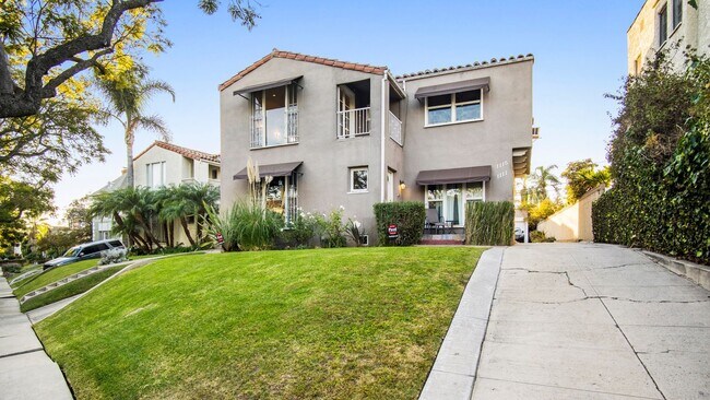 Building Photo - Spacious 3Bed/2Bath with Private Balcony A...