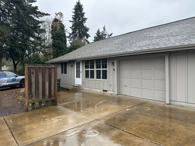 Building Photo - Cozy 2 bedroom 1 bathroom duplex in Eugene!