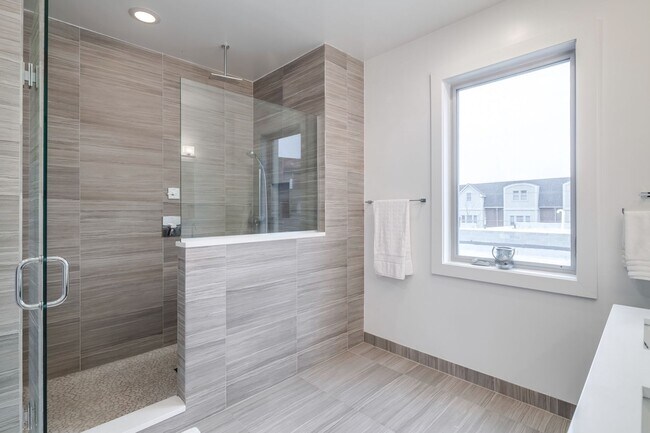 Building Photo - Northern Liberties Townhome with Parking