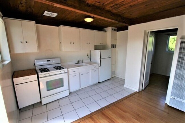 Building Photo - Private, sunny top floor 1BD/1BA unit in a gated community, and only three blocks from N Berkeley...