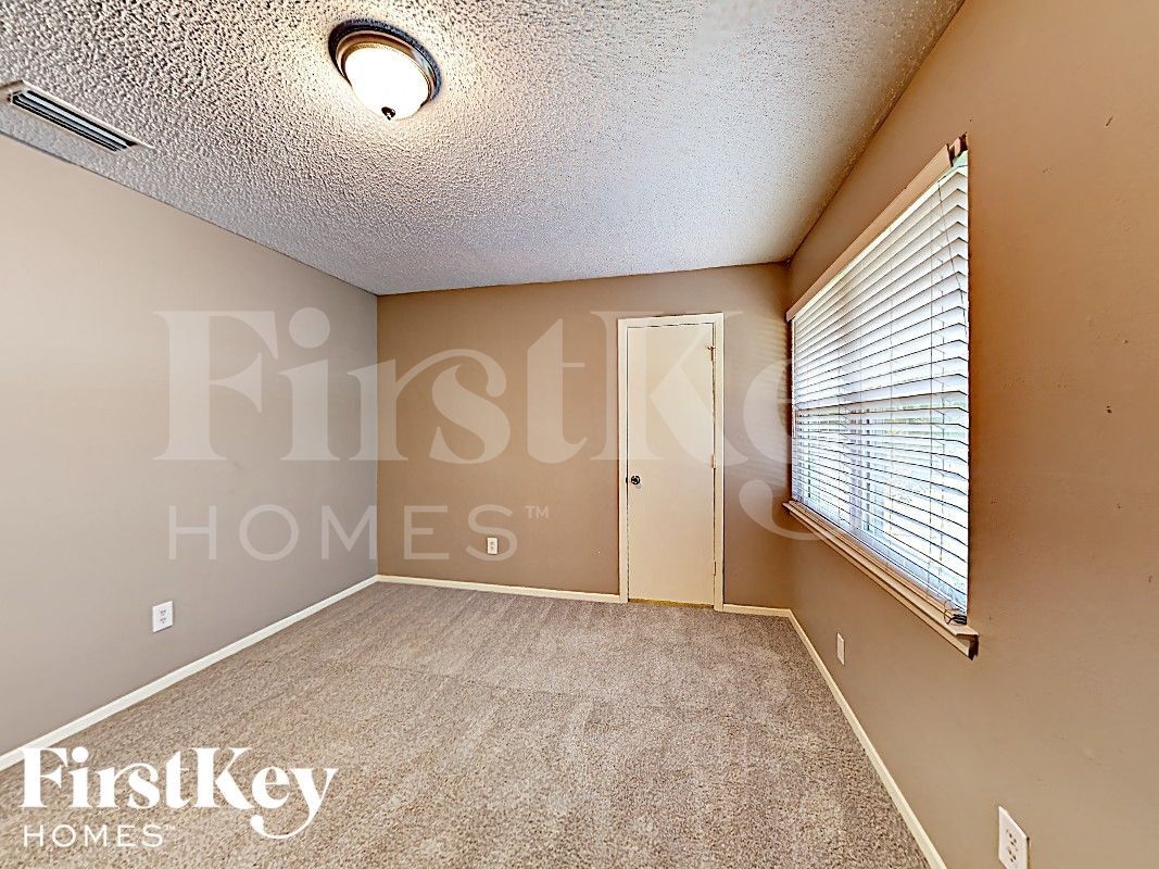 Building Photo - 3000 Laurel Ln