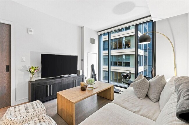 Building Photo - 55 Lagrange St