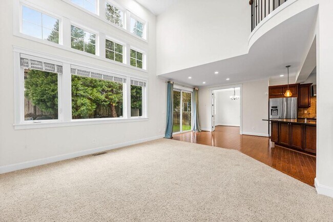 Building Photo - Elegant University Place Home with A/C, Tandem Garage, Office & Balcony Bedroom Near JBLM!