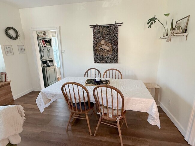 Building Photo - Cute WyCo Bungalow