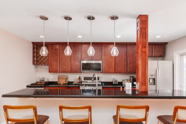 Building Photo - 99 W Circular St