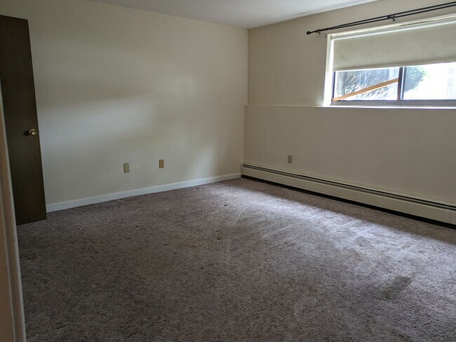 Building Photo - PENDING - Spacious 1 bedroom garden style condo at King's Court Condominiums