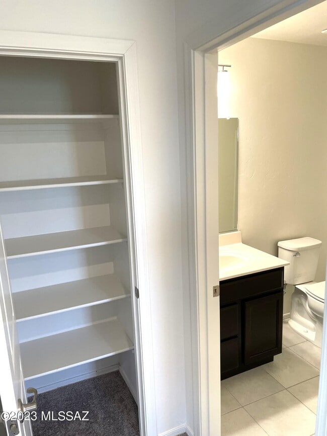 Building Photo - 1127 E Cairn St