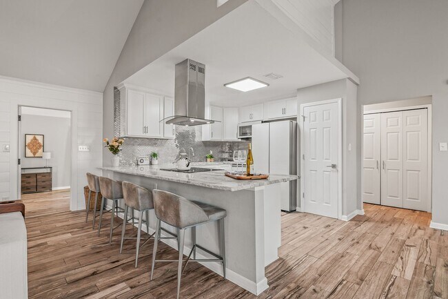 Building Photo - Stunning 4 bedroom with two bonus spaces, ...