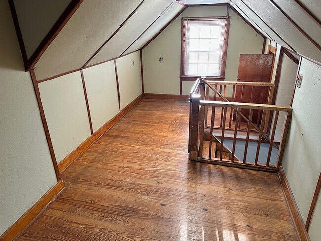 Building Photo - 332 E Esplanade Ave