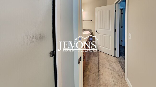 Building Photo - Spacious duplex with master bedroom, backy...