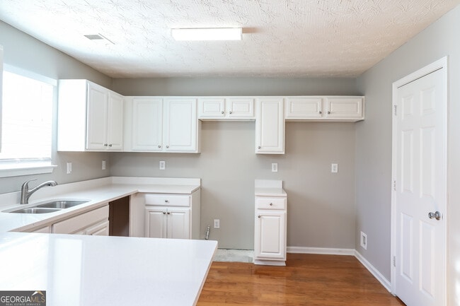 Building Photo - 250 Shadowbrooke Dr