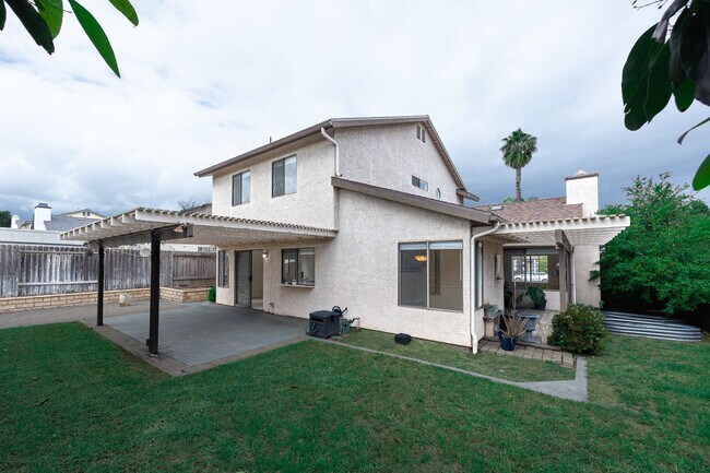 Building Photo - Spacious 3 Bedroom  2.5 Bath | East Ventura | Unfurnished