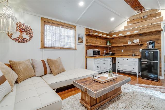 Building Photo - 1809 Whispering Oaks St