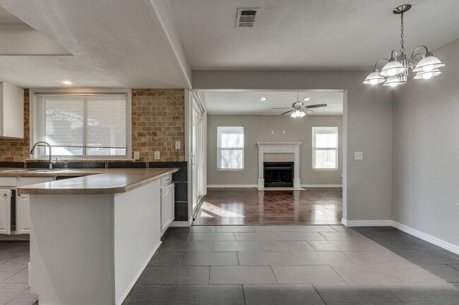 Building Photo - Spacious 3-bedroom home with bonus room, fenced yard, and 2-car garage in Country Hollow.