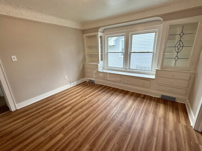 Building Photo - 656 Hammel St