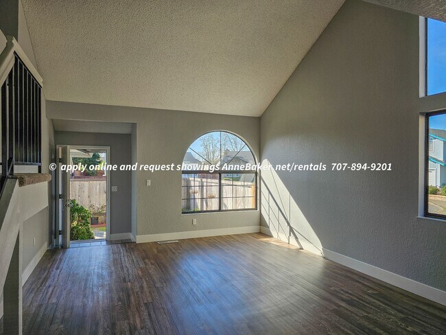 Building Photo - Newly Updated - New Appliances, Flooring, ...