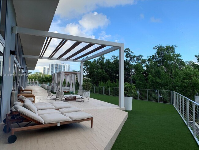 Building Photo - 16385 Biscayne Blvd