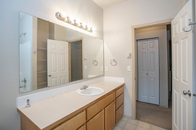 Building Photo - Modern 4 Bedroom, 2.5 Bath Home In Silver Creek w/AC