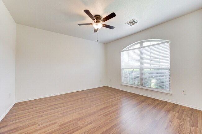 Building Photo - 2813 Edgemere Dr