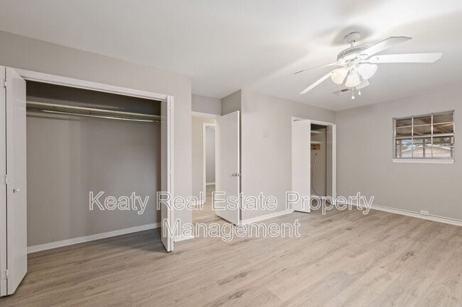 Building Photo - 137 Amber St