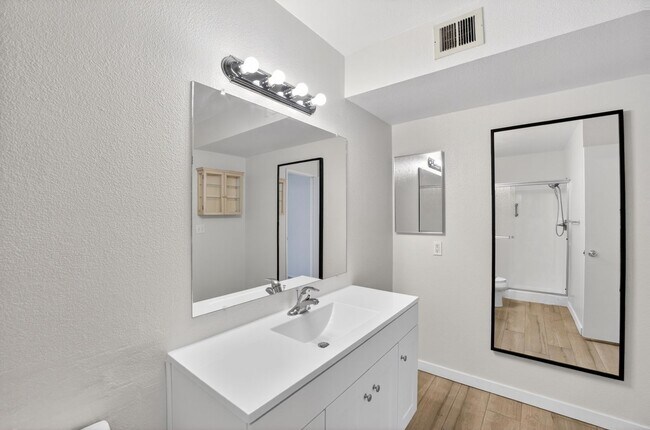 Building Photo - Modern Updated Tempe Townhome Near ASU & Downtown with Resort-Style Amenities