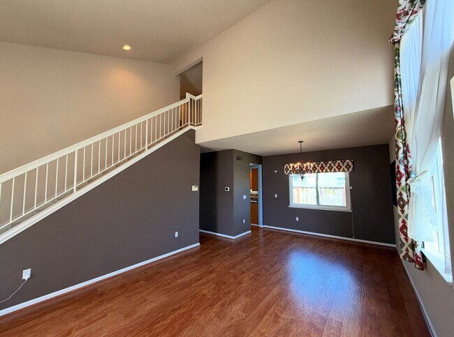 Building Photo - 720 Legends Pl