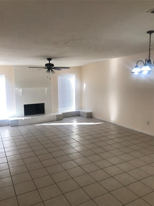 Building Photo - 8646 Maplecrest Dr