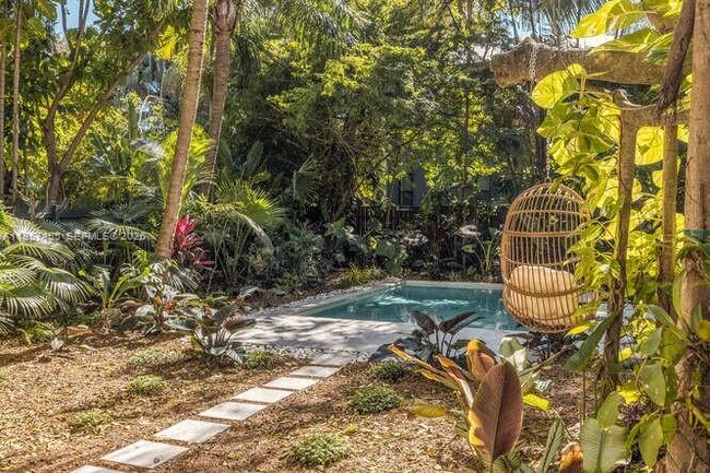 Building Photo - 2330 Overbrook St