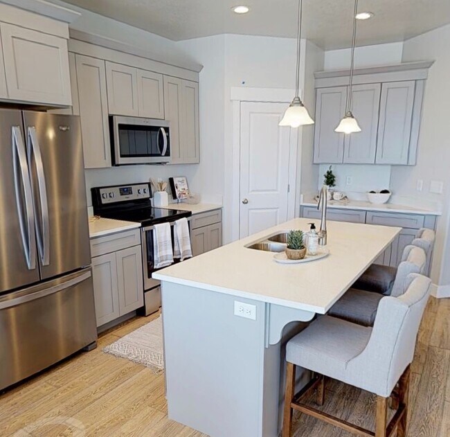 Building Photo - Luxury Townhome For Rent - Four Bedrooms!!