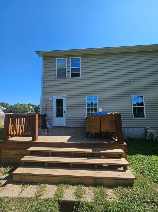 Building Photo - Nicely Updated 5 Bedroom Home!