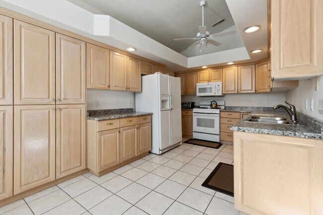 Building Photo - Single-Level Home with Community Pool, Gym...