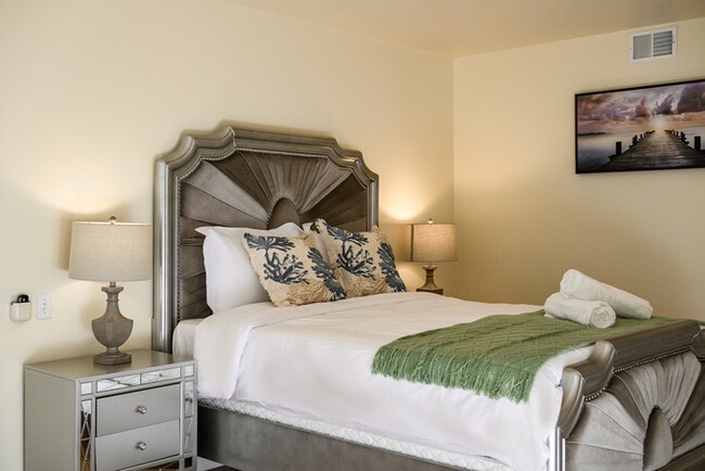 Building Photo - 10961 Limetree Dr