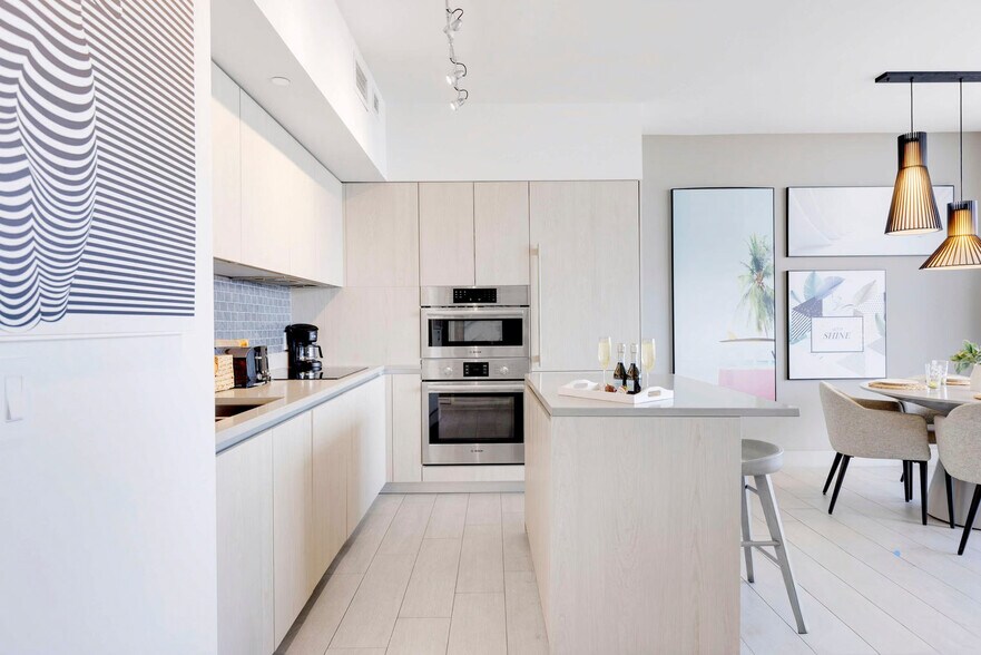 Building Photo - 4010 S Ocean Dr