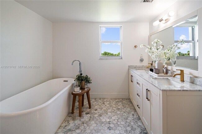 Building Photo - 210 Seaview Dr