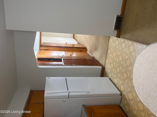 Building Photo - 218 W Florence Ave